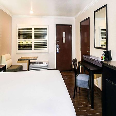 Travelodge By Wyndham Commerce Los Angeles Area Екстериор снимка