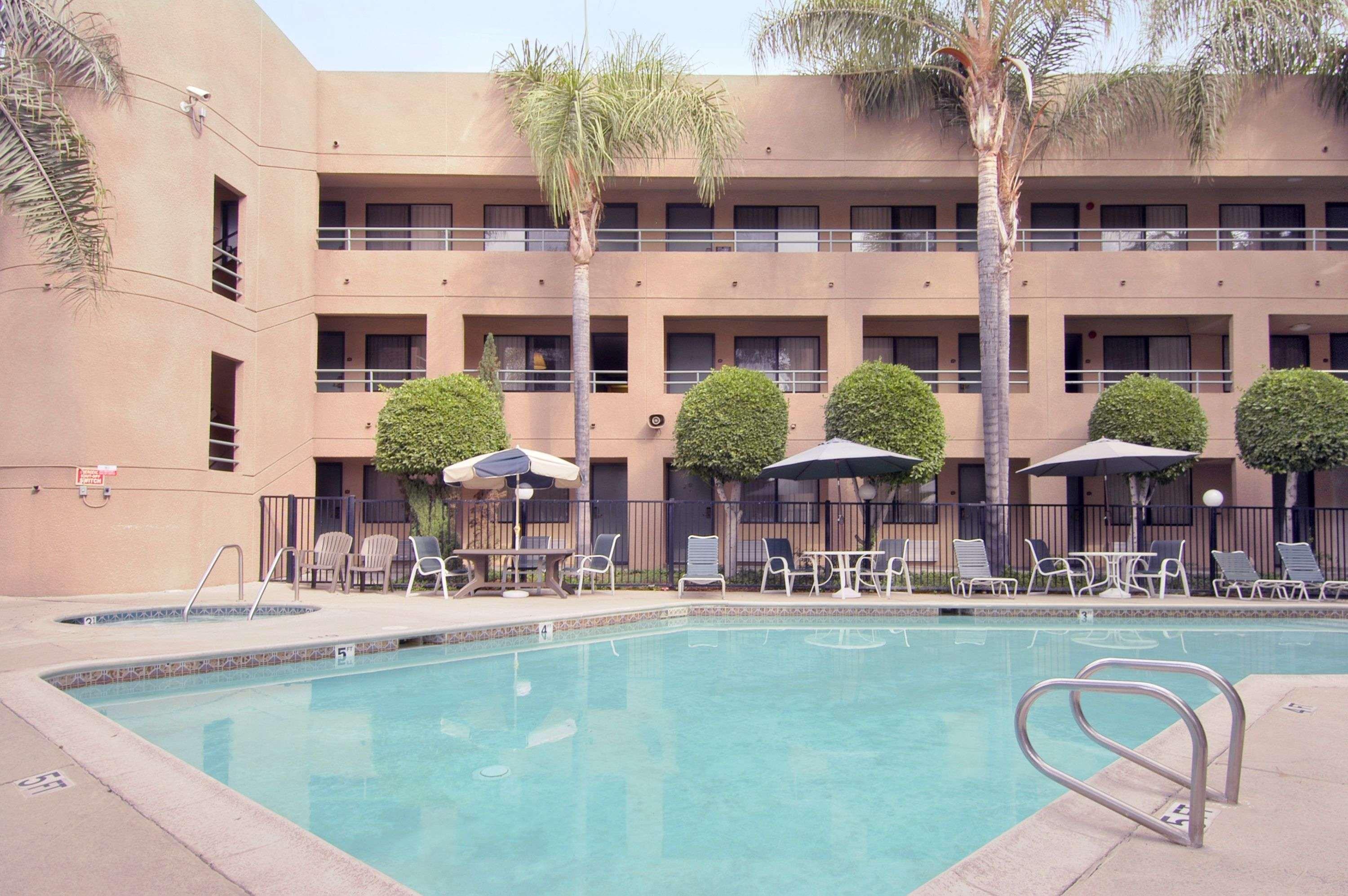 Travelodge By Wyndham Commerce Los Angeles Area Екстериор снимка