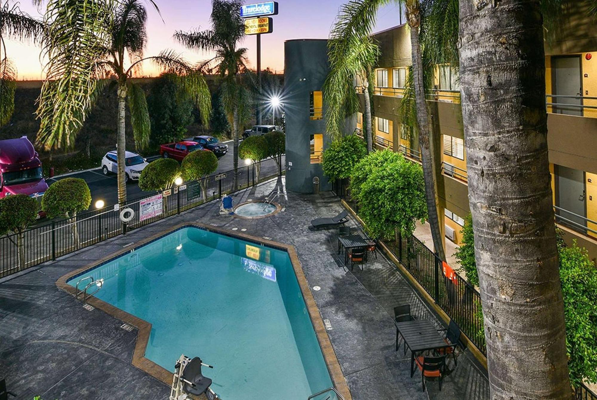 Travelodge By Wyndham Commerce Los Angeles Area Екстериор снимка